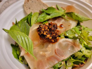 Sıcak Vietnam pilavı ya da etli çorba ve et suyu ve biber ve fesleğen.