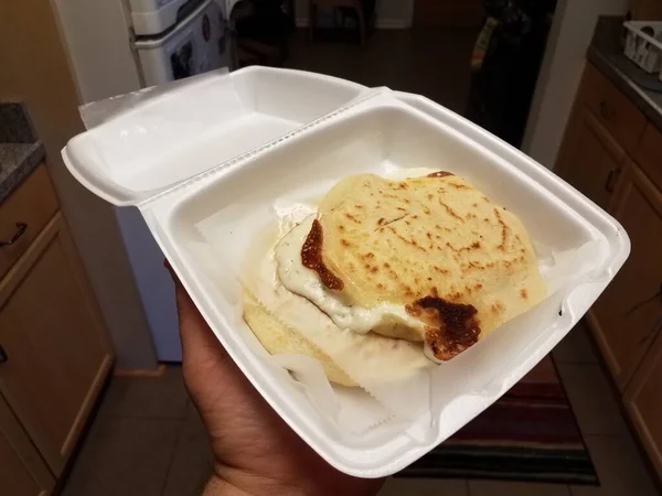 Cheesy Papusa Salvadorian Τροφίμων Που Πραγματοποιήθηκε Δοχείο Αφρού Στην Κουζίνα — Φωτογραφία Αρχείου
