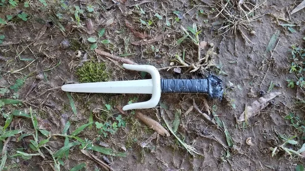 在地面或草坪上或泥土上的塑料兵器 — 图库照片