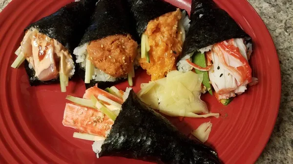 Cangrejo Atún Mariscos Sushi Rollos Mano Japoneses Plato Rojo —  Fotos de Stock