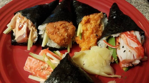 Cangrejo Atún Mariscos Sushi Rollos Mano Japoneses Plato Rojo — Foto de Stock