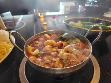 Baharatlı et ve sebzeli Çin çorbası.