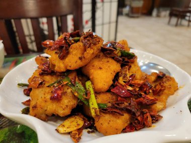 acı ve baharatlı Çin sichuan kızarmış balığı tabakta biberli