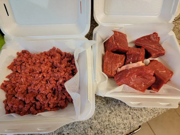 Pedaços Grandes Carne Bovino Vermelha Crua Salgada Moída Recipientes Espuma — Fotografia de Stock