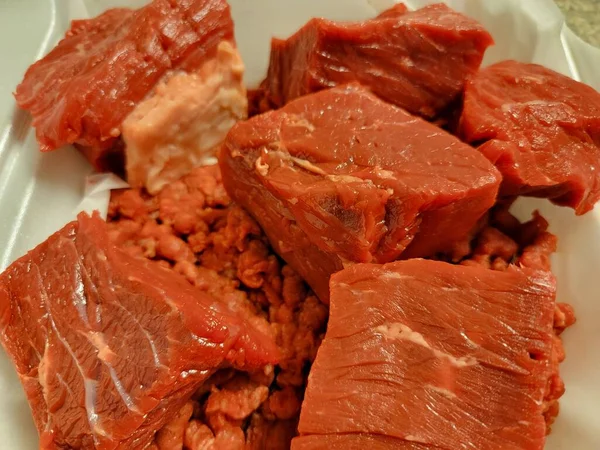 Trozos Grandes Carne Vacuno Roja Cruda Salada Recipiente Espuma — Foto de Stock