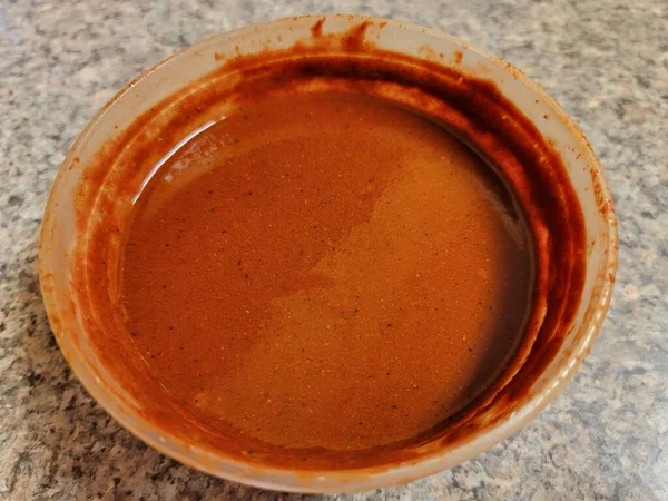 来自埃塞俄比亚非洲的辛辣红酱调味品装在柜台上的塑料容器中 — 图库照片