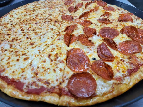 Stora Skivade Pepperoni Och Ost Pizza Bricka — Stockfoto
