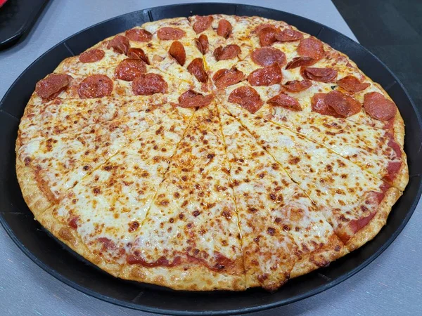大きなスライスしたペパロニとチーズピザをトレイに置いて — ストック写真