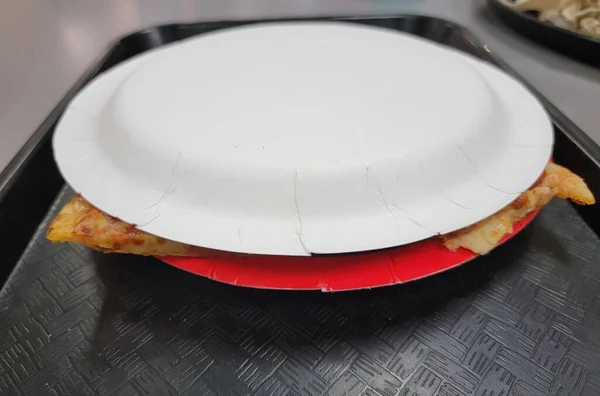 Plakken Pizza Een Dienblad Tussen Bedekt Met Twee Papieren Borden — Stockfoto