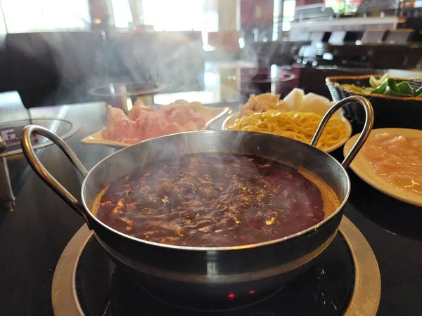 Pot Chinois Chaud Avec Bouillon Épicé Dans Bol Sur Table — Photo