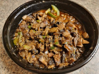 Tereyağlı, biberli ve baharatlı Etiyopya mantarları.