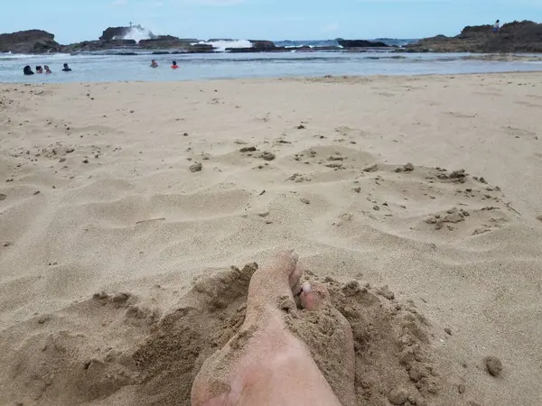 Voeten Benen Begraven Droog Zand Het Strand Isabela Puerto Rico — Stockfoto