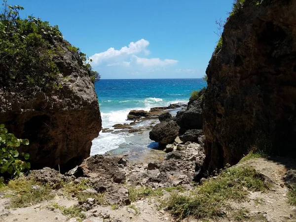 Oceán Nebo Mořská Voda Pláži Guajataca Isabela Puerto Rico Kameny — Stock fotografie