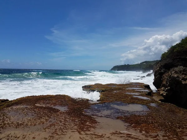 Oceán Nebo Mořská Voda Pláži Guajataca Isabela Puerto Rico Kameny — Stock fotografie