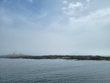 Birleşik Devletler 'in Maine sahilindeki deniz feneri ve kayalık kıyı