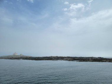 Birleşik Devletler 'in Maine sahilindeki deniz feneri ve kayalık kıyı