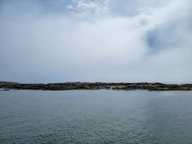 Maine Birleşik Devletleri açıklarında su ve kayalık kıyı
