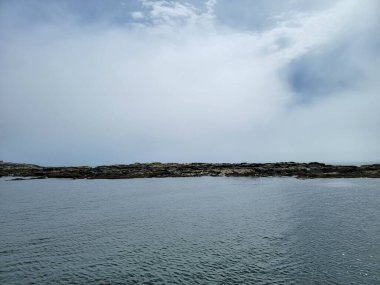 Maine Birleşik Devletleri açıklarında su ve kayalık kıyı