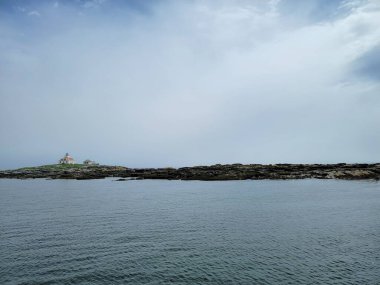 Birleşik Devletler 'in Maine sahilindeki deniz feneri ve kayalık kıyı