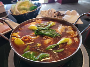 Baharatlı Çin yemeği, lahana, domuz balığı ve yumurta.