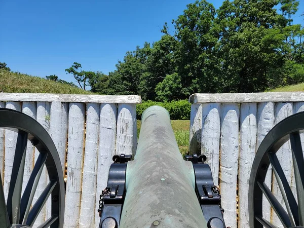 Artyleria Armatnia Metalowa Kołami Ścianą Fortową Drzewami — Zdjęcie stockowe