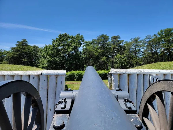 Artiglieria Cannoni Metallo Con Ruote Forte Muro Alberi — Foto Stock