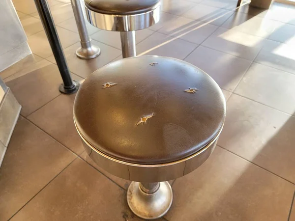 Kirli Bar Taburesi Restoranda Dört Deliği Olan Sandalye — Stok fotoğraf