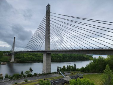 Maine 'de nehir suyuyla Penobscot Narrows köprüsü
