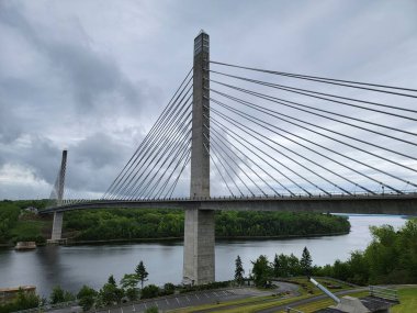 Maine 'de nehir suyuyla Penobscot Narrows köprüsü