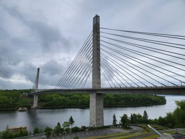 Maine 'de nehir suyuyla Penobscot Narrows köprüsü