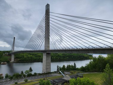 Maine 'de nehir suyuyla Penobscot Narrows köprüsü