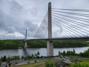 Maine 'de nehir suyuyla Penobscot Narrows köprüsü