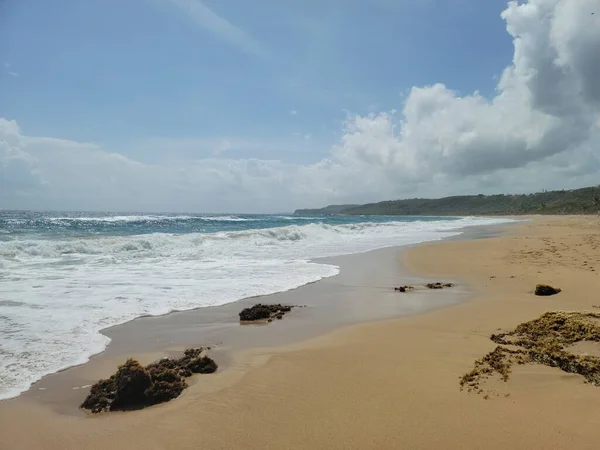 Acqua Onde Sabbia Riva Sulla Spiaggia Isabela Porto Rico — Foto Stock