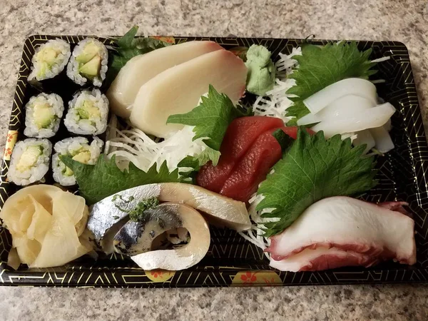 Sushi Com Rolo Abacate Peixe Cru Hortelã Recipiente — Fotografia de Stock