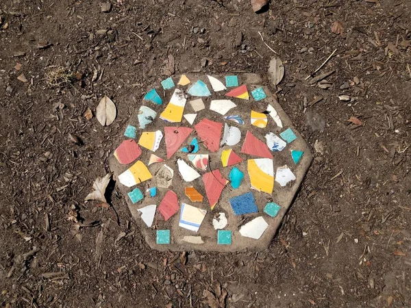 Mattonelle Pietra Mosaico Colorato All Aperto Nel Terreno Sporco — Foto Stock