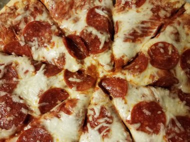Lezzetli ve acı biberli ve erimiş peynirli pizza dilimleri.