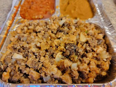 Metal tepside baharatlı biftek ve mercimek fasulyesi Etiyopya yemeği.