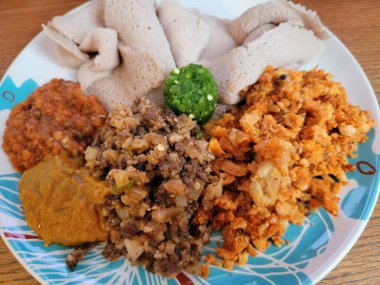 Lezzetli Etiyopya usulü biftek ve bağırsak.