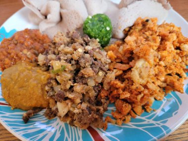 Lezzetli Etiyopya usulü biftek ve bağırsak.