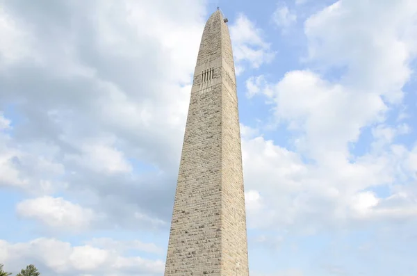 Haute Tour Pierre Bâtiment Avec Nuages Dans Ciel — Photo