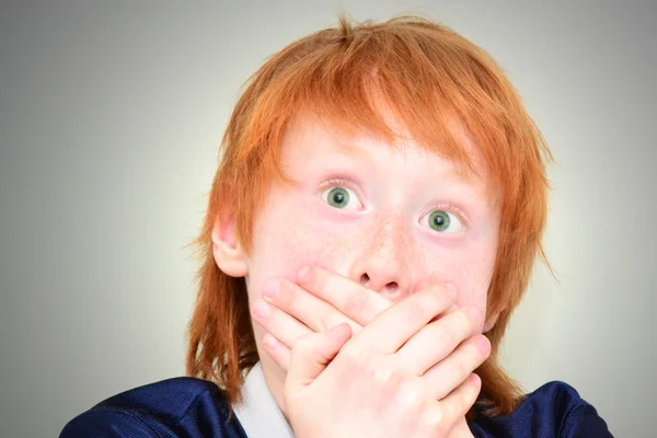 Przerażony chłopiec czerwony włosy — Zdjęcie stockowe