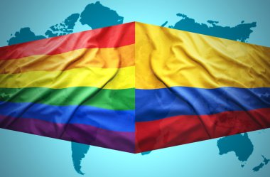 Kolombiya ve gay bayraklar sallayarak
