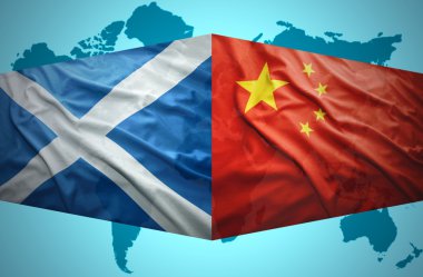 İskoç ve Çin bayraklar sallayarak