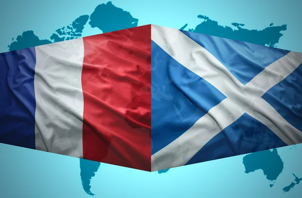 Acenando bandeiras escocesas e francesas — Fotografia de Stock