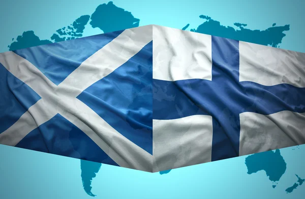 Acenando bandeiras escocesas e finlandesas — Fotografia de Stock