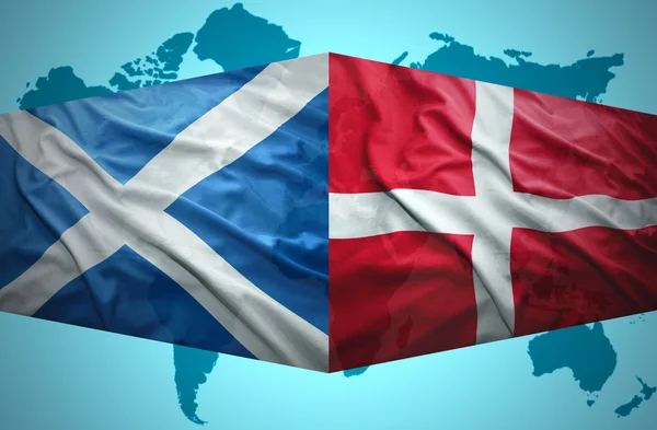 Viftar skotska och danska flaggor — Stockfoto