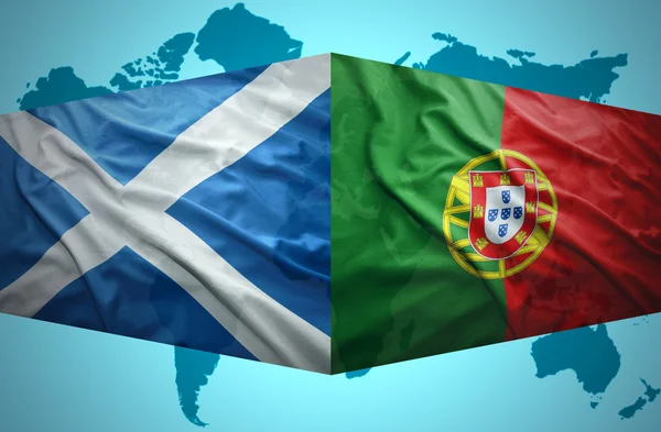 İskoç ve Portekizce bayraklar sallayarak — Stok fotoğraf