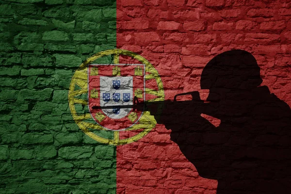 Voják Silueta Staré Cihlové Zdi Vlajkou Portugalské Země Vojenská Síla — Stock fotografie