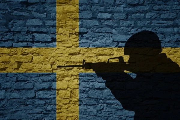 Soldatsiluett Den Gamla Tegelväggen Med Svensk Flagga Militär Styrka — Stockfoto