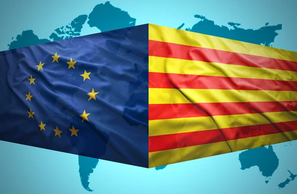 Catalonië en Europese Unie vlaggen te zwaaien — Stockfoto